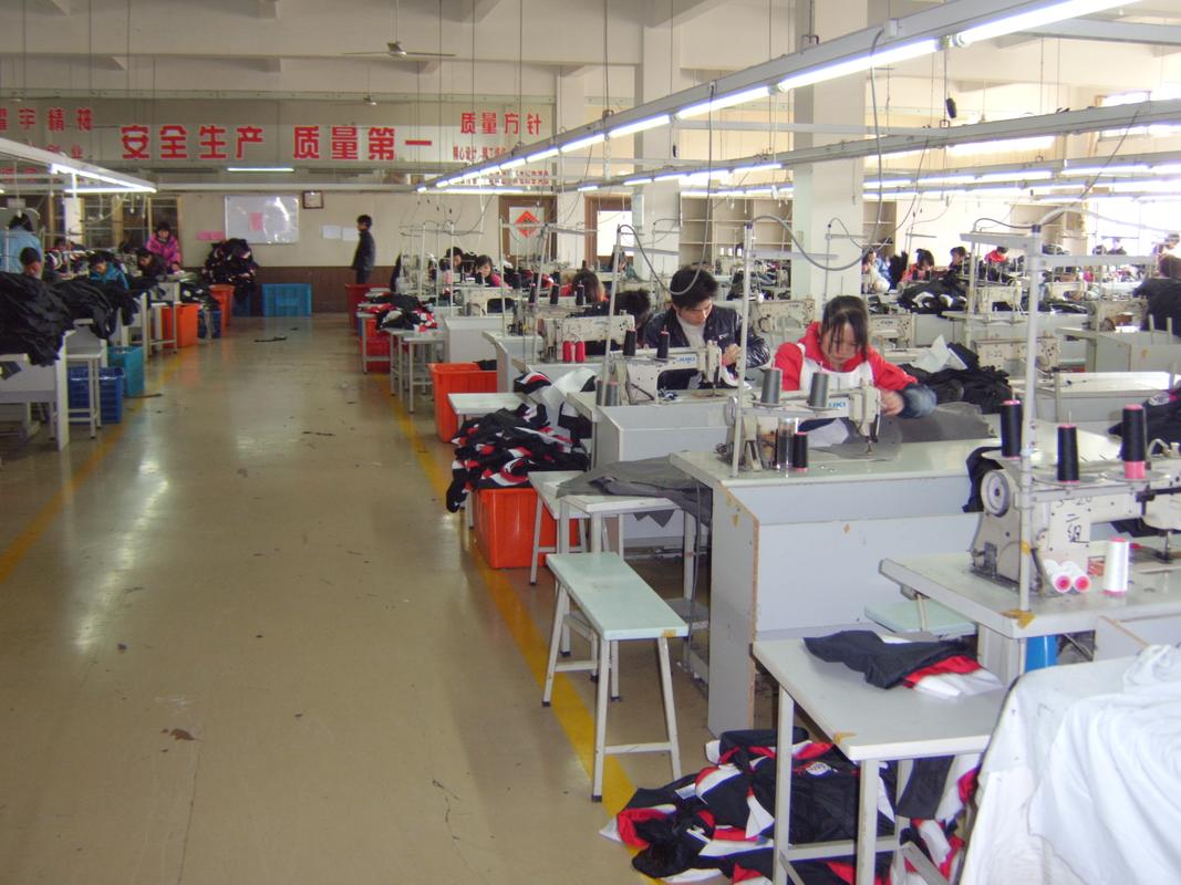 公司主要生产工作服,防静电,西服,企业制服,学生服,实习服等专业服装