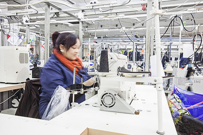 女工在服装厂操作制造机器