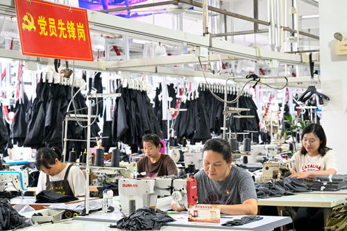 安徽合肥 党员示范岗激发服装制造产业发展新动能
